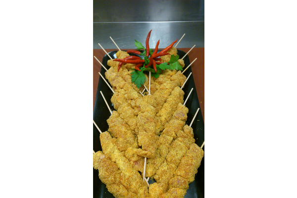 POLENTA FLOUR CHICKEN SKEWERS WITH PAPRIKA AND CHILI